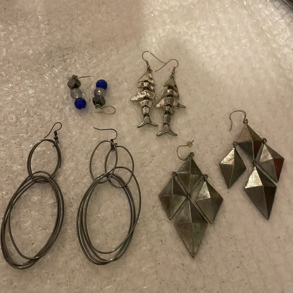 4 pairs of earrings
